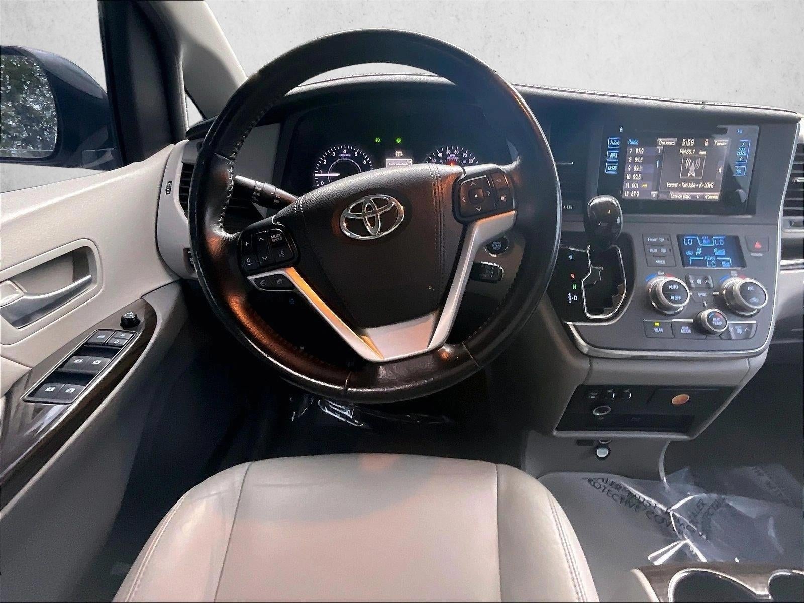 2017 Toyota Sienna XLE Auto Access Seat
