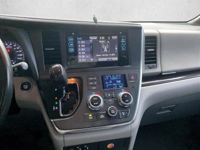 2017 Toyota Sienna XLE Auto Access Seat