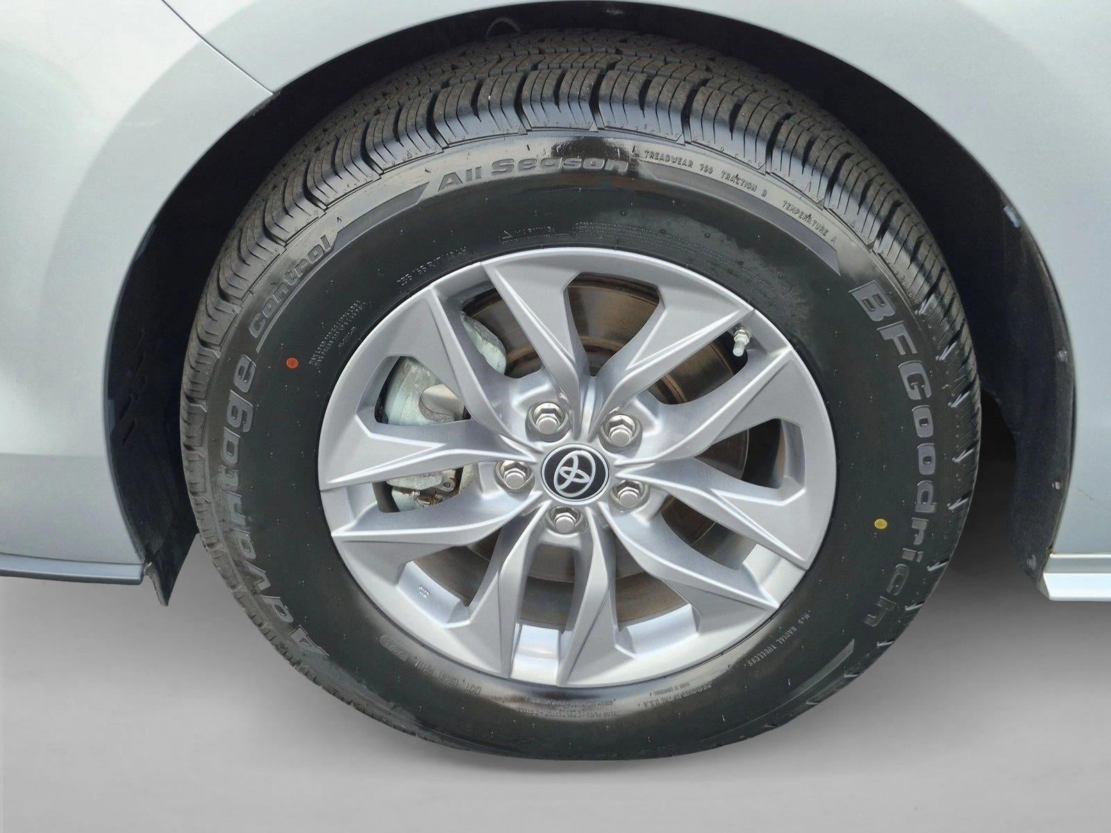 2022 Toyota Sienna LE
