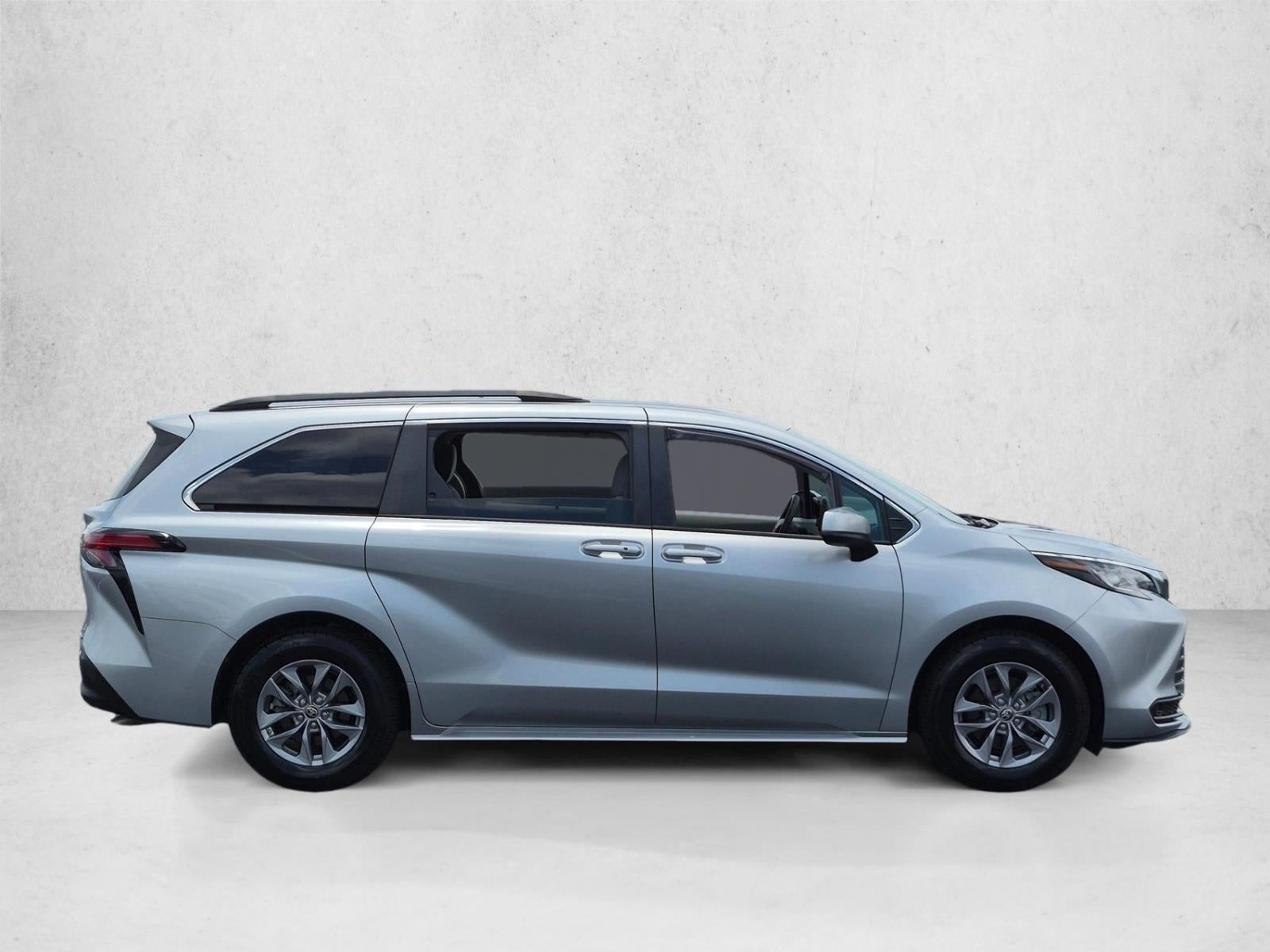 2022 Toyota Sienna LE