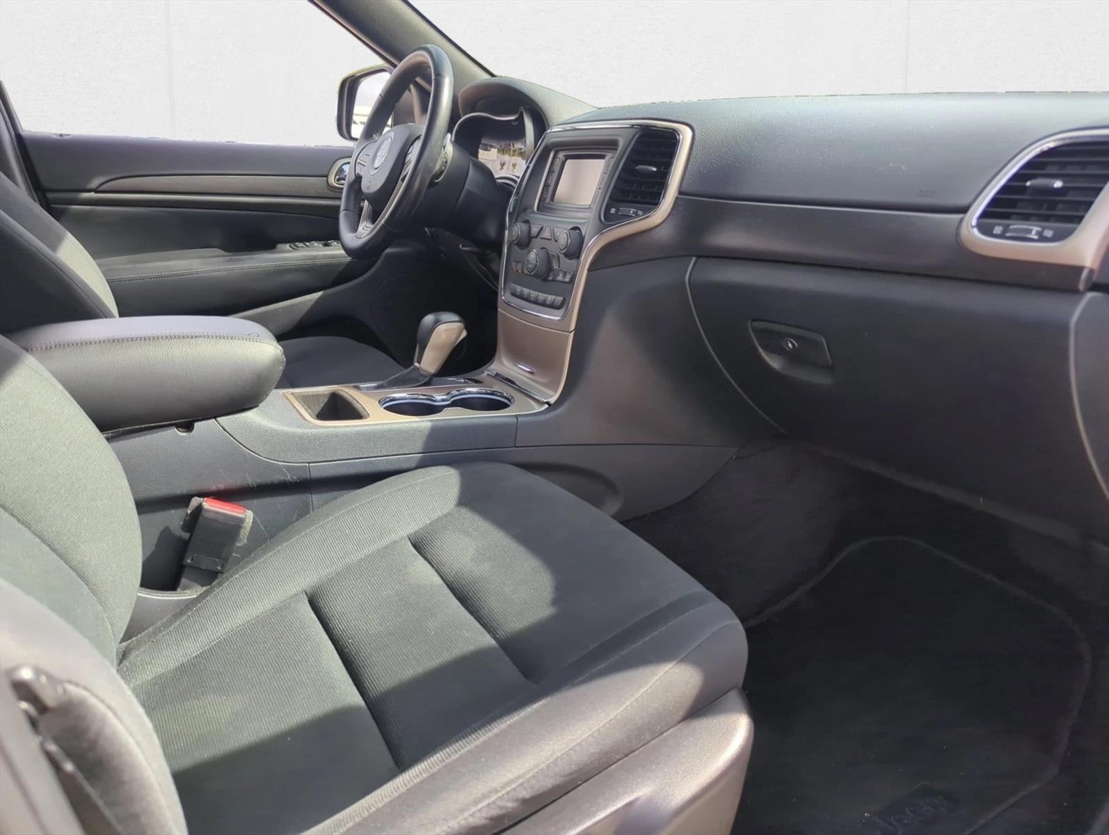 2017 Jeep Grand Cherokee Laredo 4x2