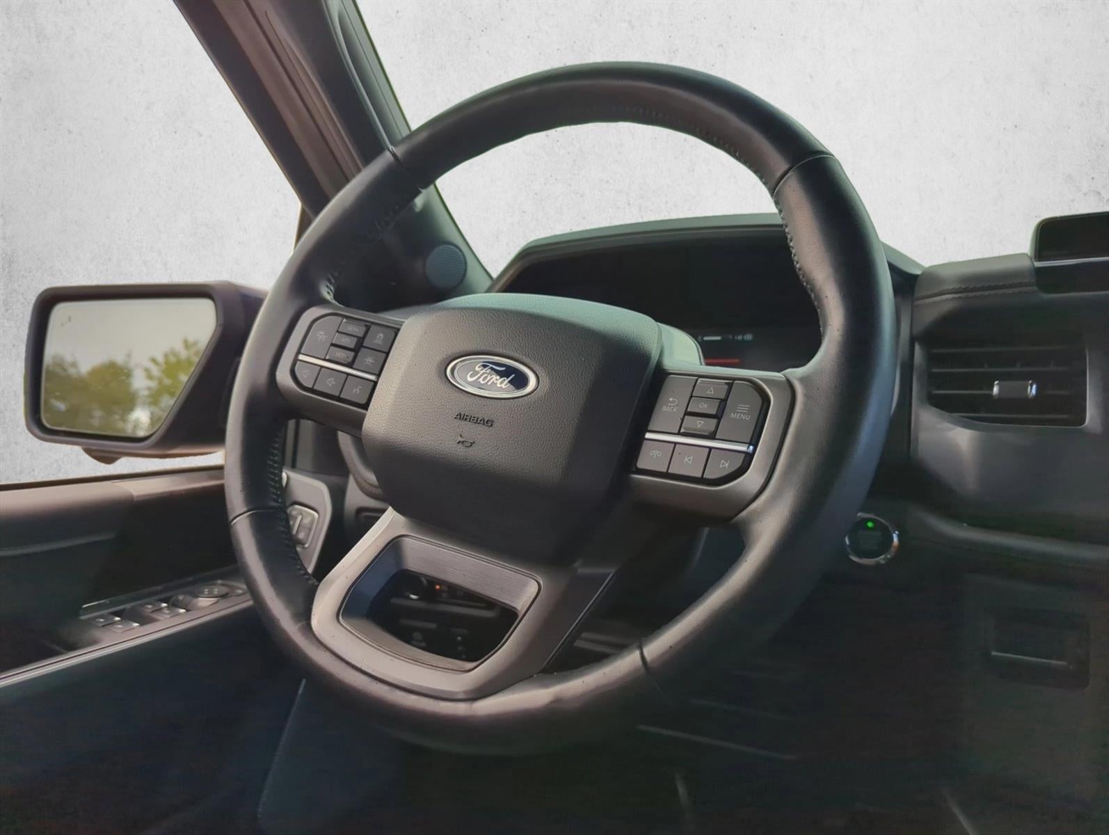 2022 Ford F-150 Lightning LARIAT 4WD SuperCrew 5.5' Box