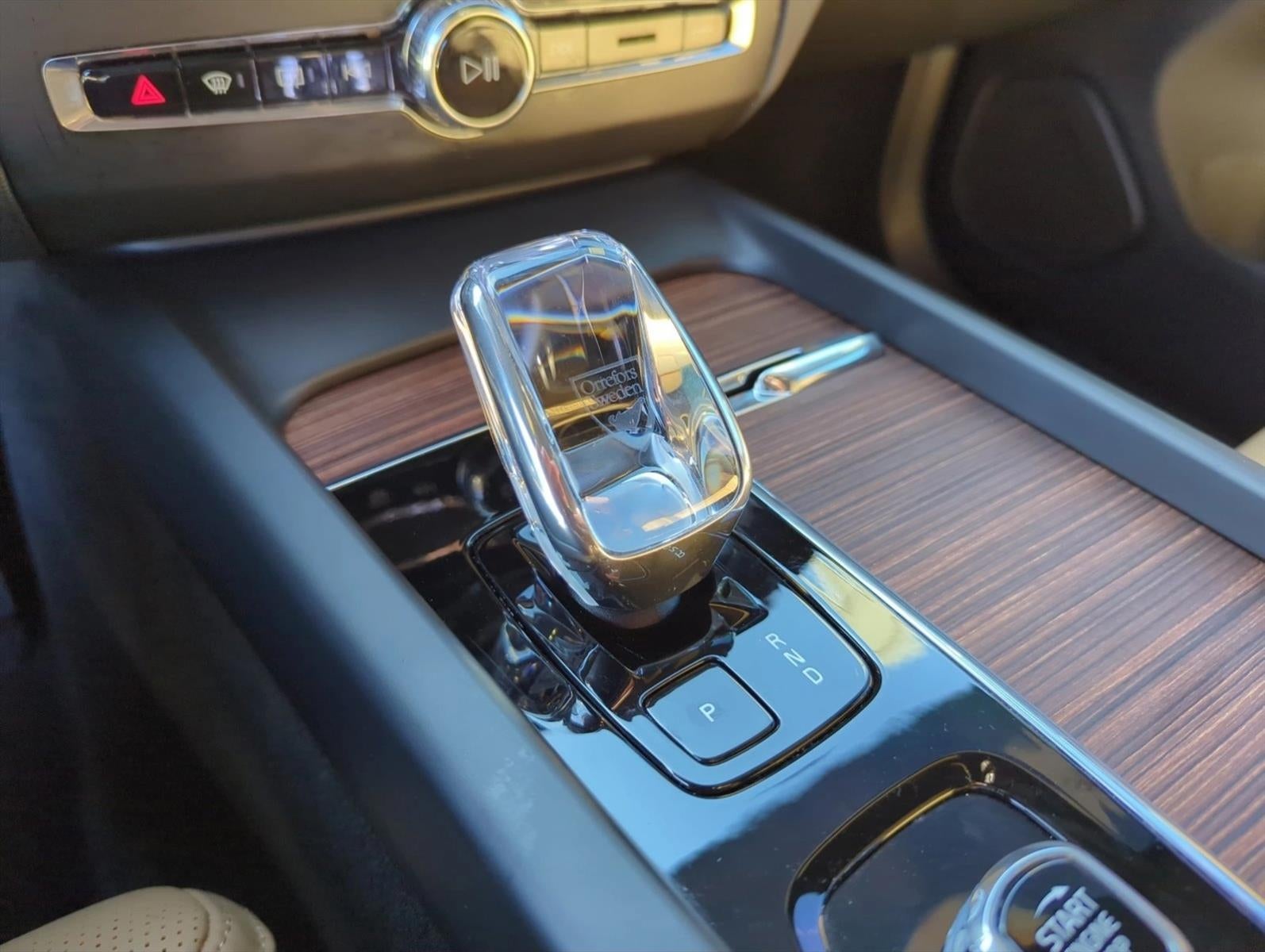 2024 Volvo XC60 Recharge Plug-In Hybrid T8 eAWD PHEV Ultimate Dark Theme