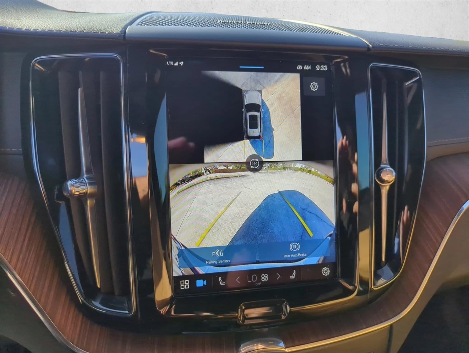 2024 Volvo XC60 Recharge Plug-In Hybrid T8 eAWD PHEV Ultimate Dark Theme