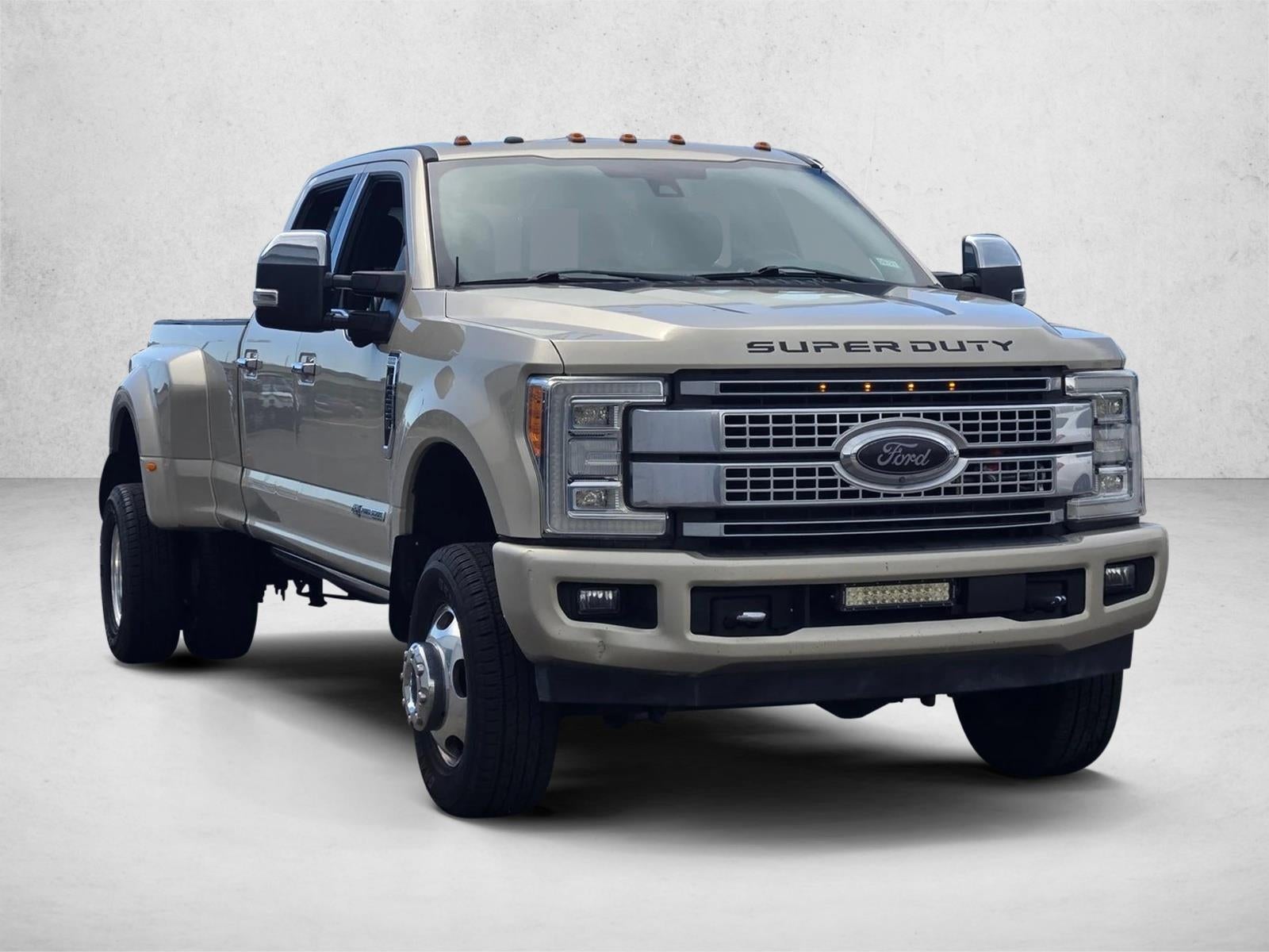 2018 Ford Super Duty F-350 DRW Platinum 4WD Crew Cab 8' Box