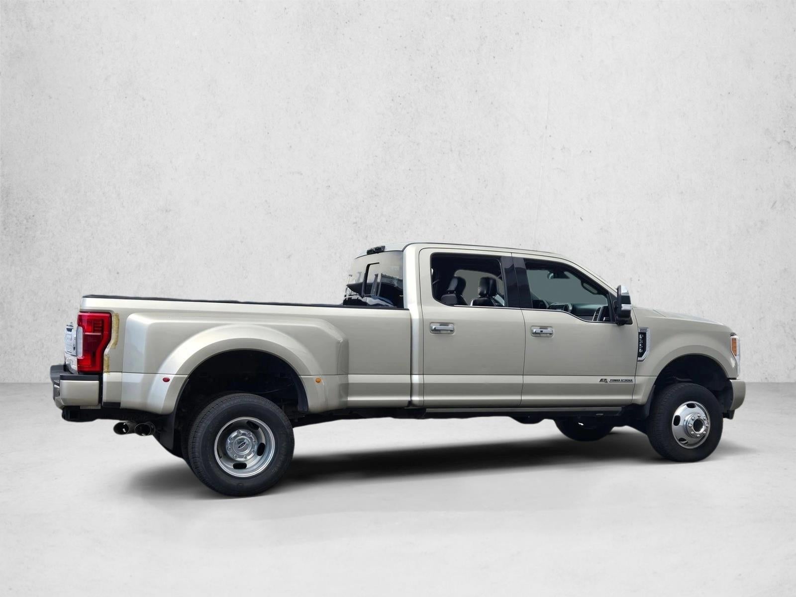 2018 Ford Super Duty F-350 DRW Platinum 4WD Crew Cab 8' Box