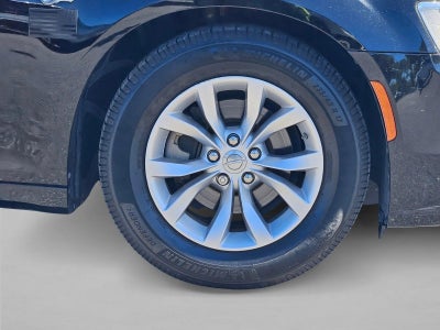 2022 Chrysler 300 Touring RWD