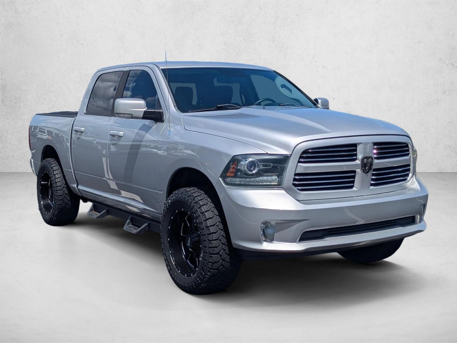 2014 RAM 1500 4WD Crew Cab 5.7 Ft Box Sport