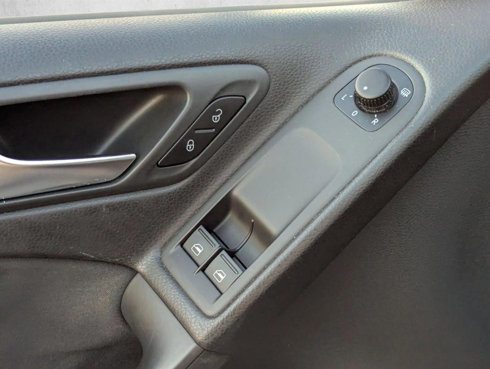 2013 Volkswagen Golf 2dr HB Auto PZEV