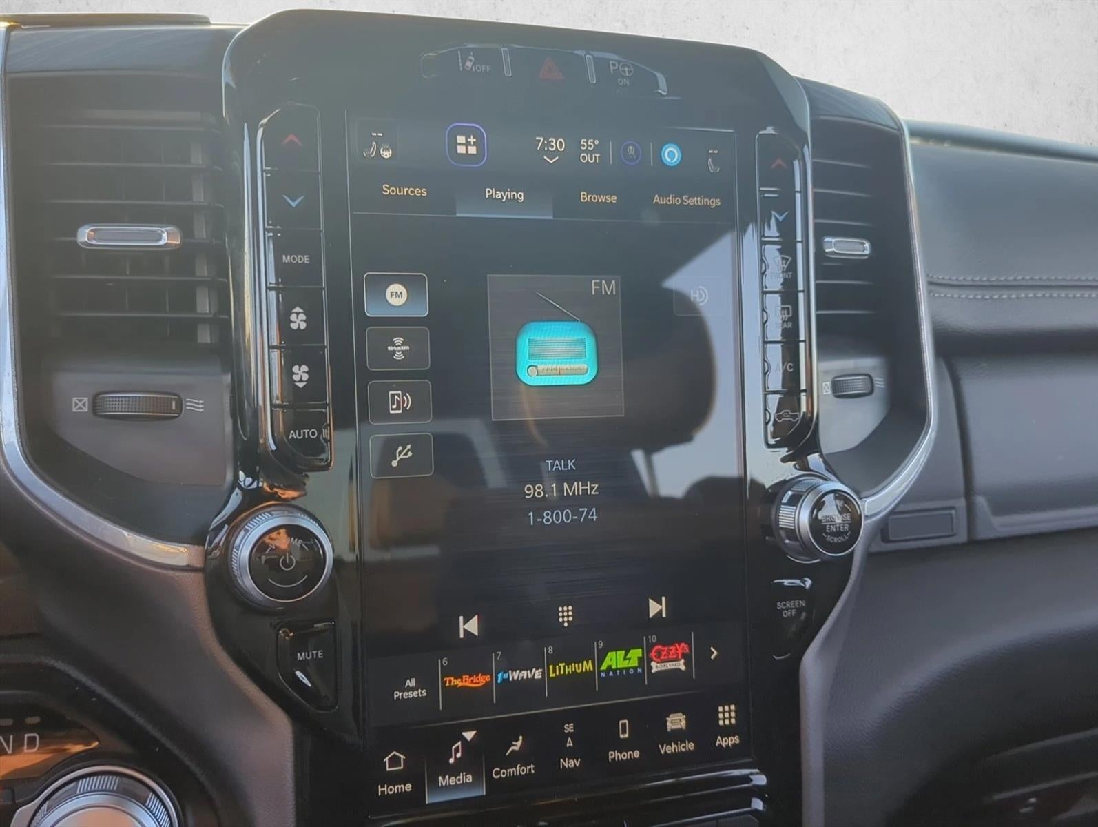 2023 RAM 1500 Laramie 4x4 Crew Cab 5'7" Box