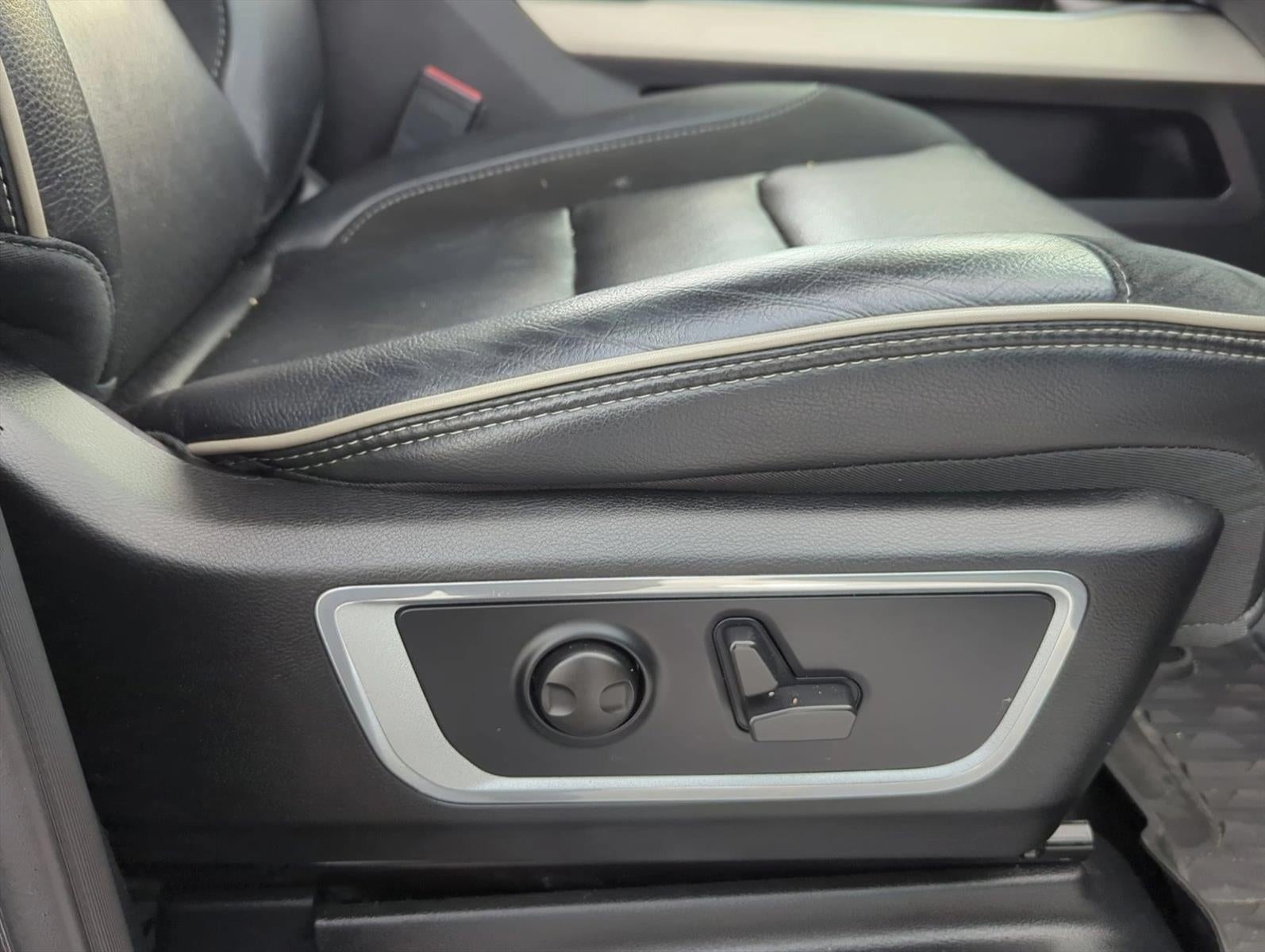 2022 RAM 1500 Laramie 4x4 Crew Cab 5'7" Box