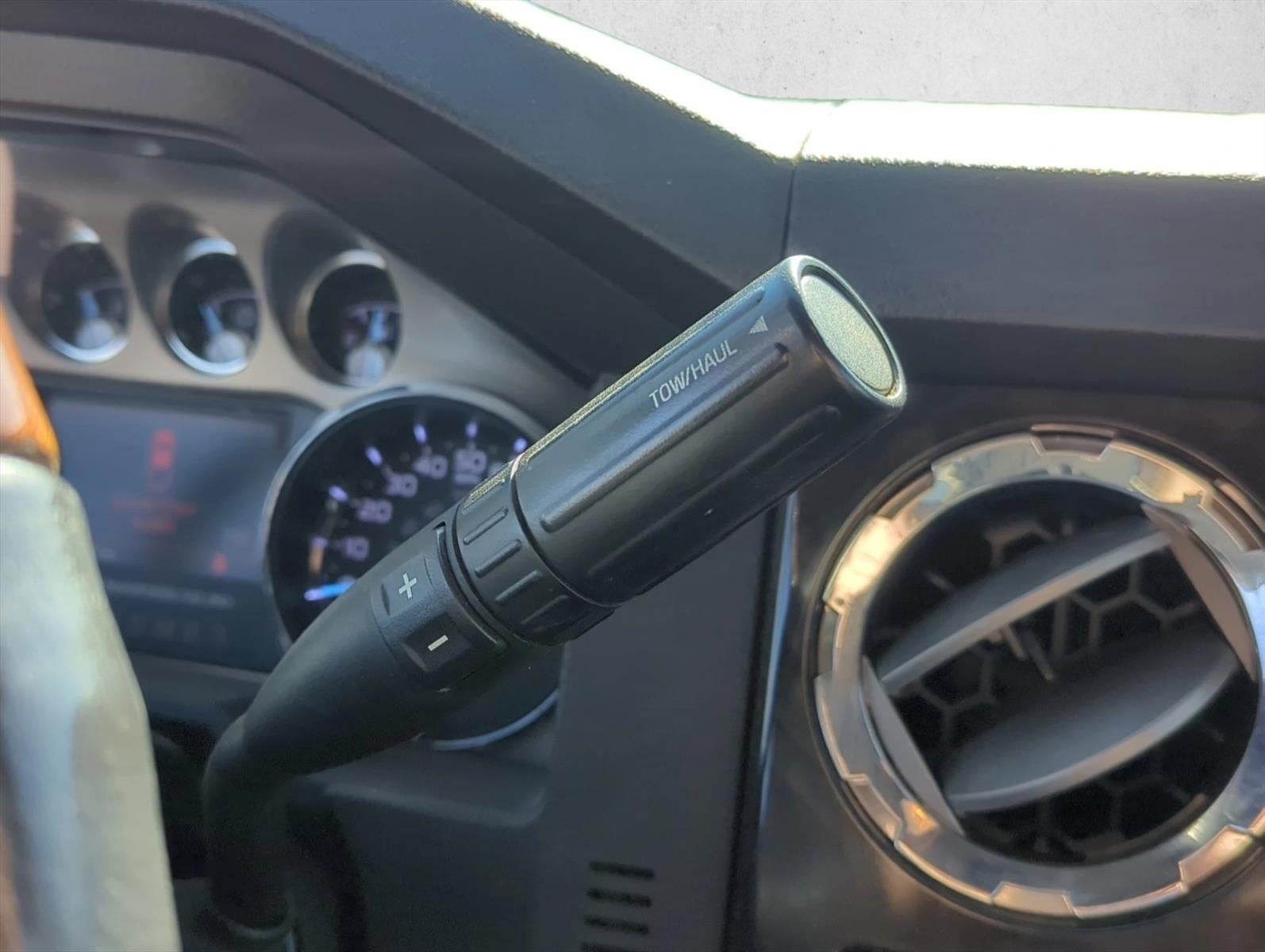 2015 Ford Super Duty F-350 DRW 4WD Crew Cab 8 Ft Box Platinum