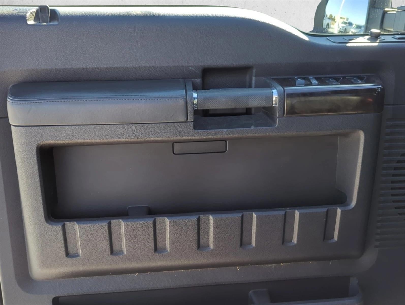 2015 Ford Super Duty F-350 DRW 4WD Crew Cab 8 Ft Box Platinum