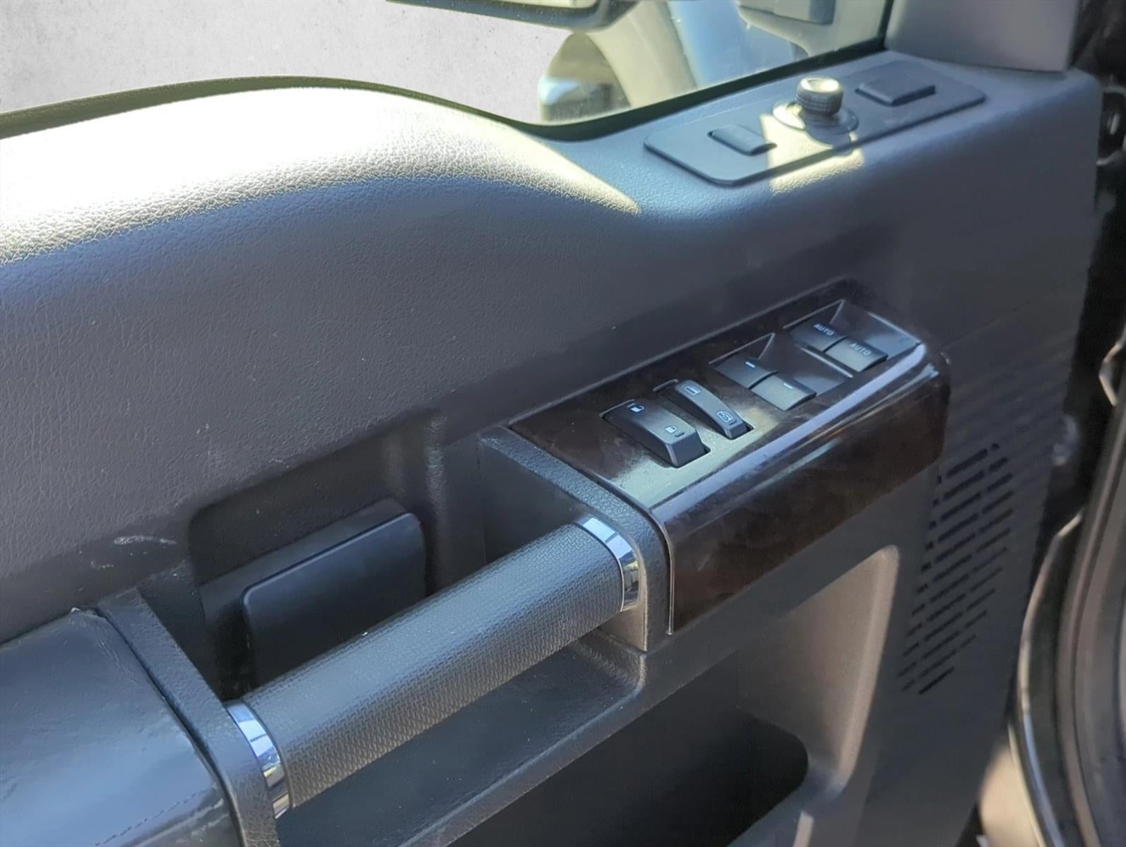 2015 Ford Super Duty F-350 DRW 4WD Crew Cab 8 Ft Box Platinum