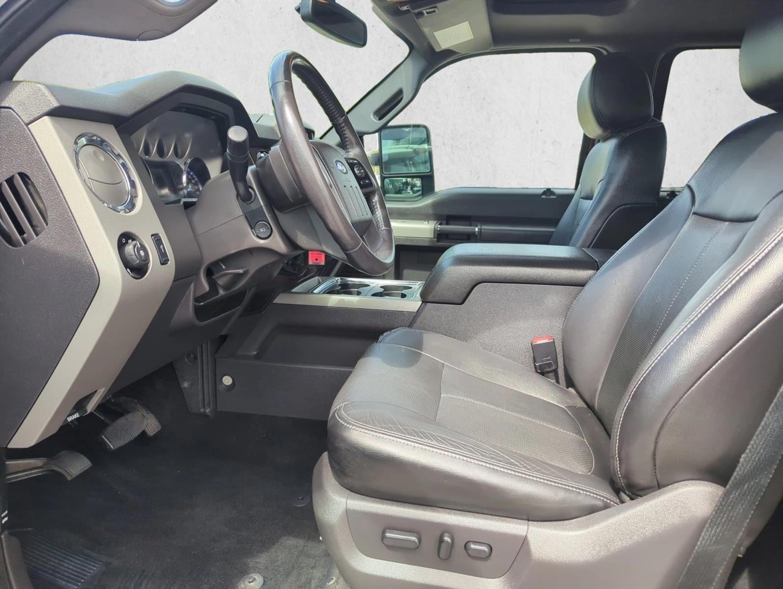 2016 Ford Super Duty F-350 DRW 4WD Crew Cab 8 Ft Box Lariat