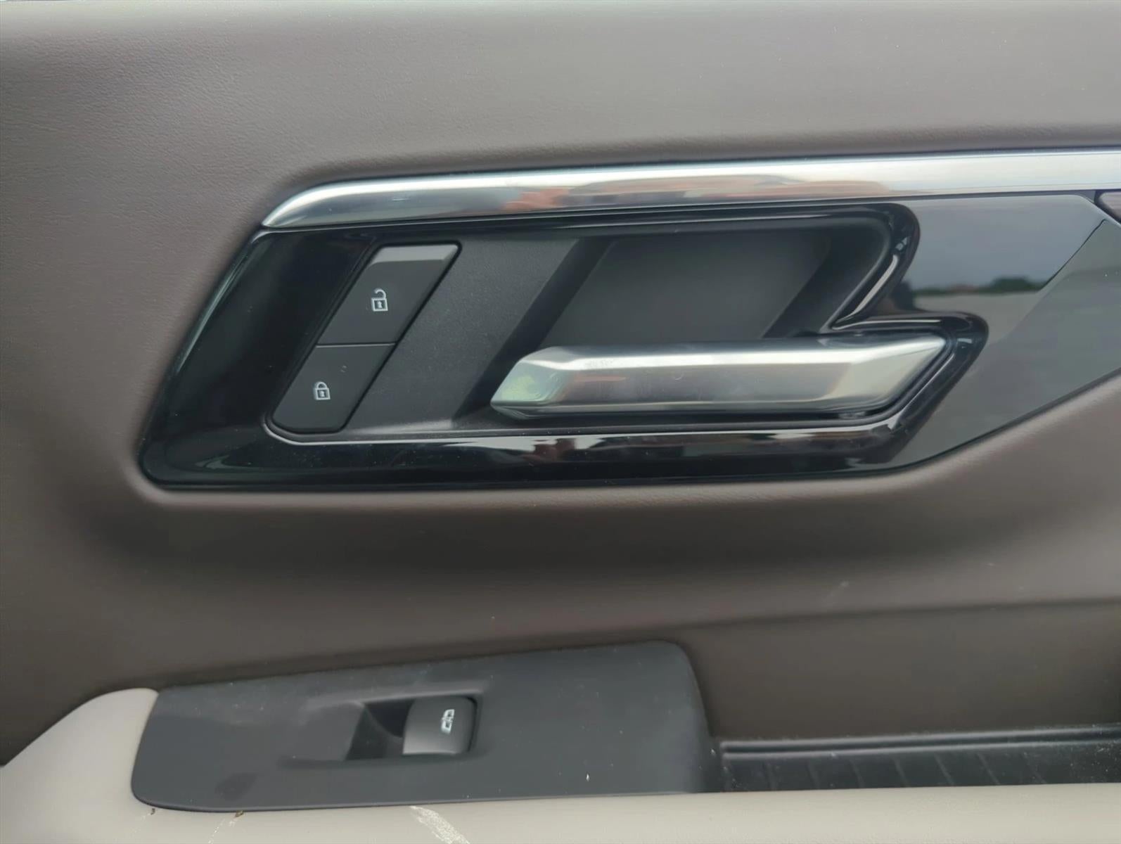 2025 Chevrolet Suburban 4WD LS