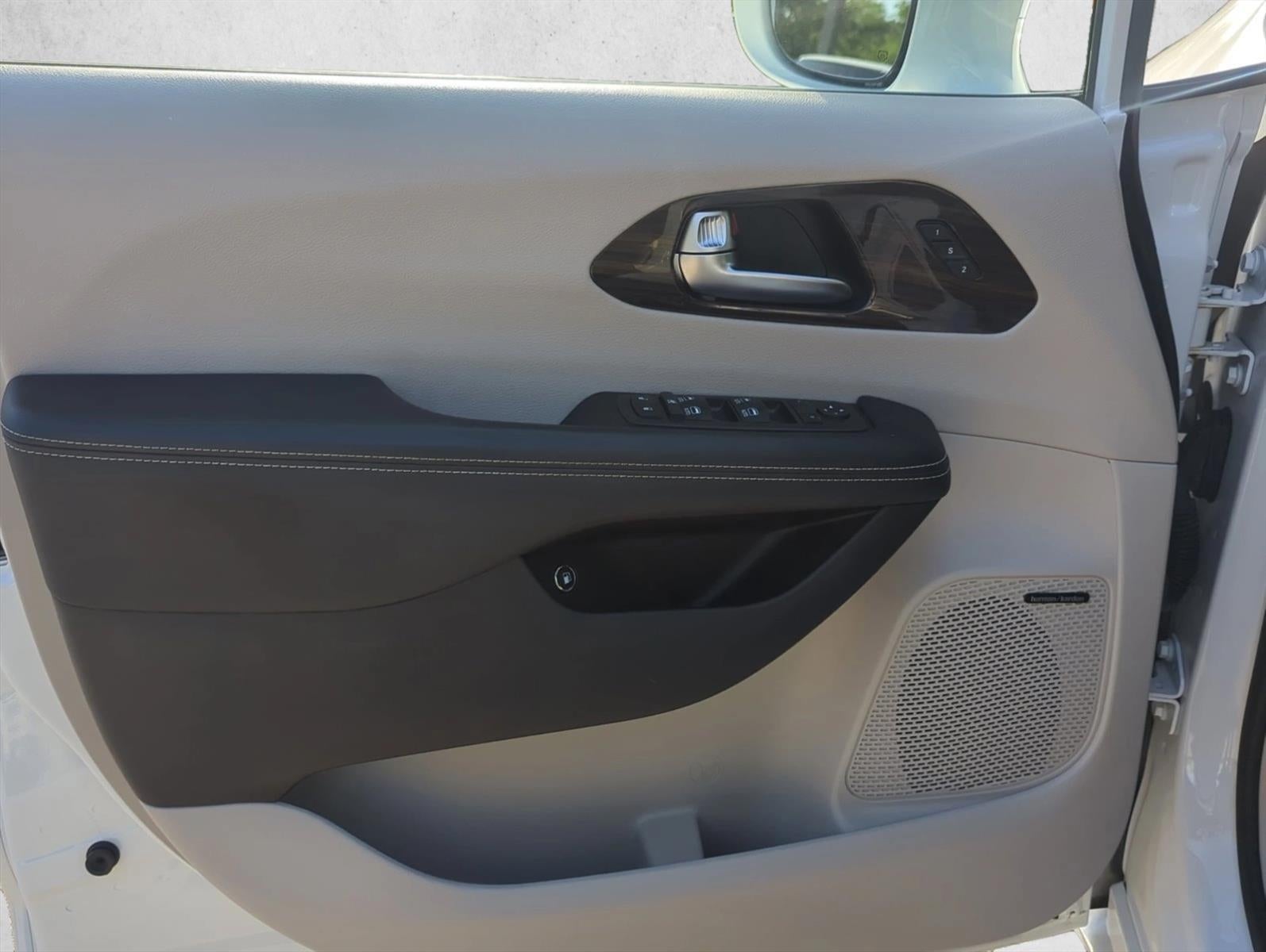 2022 Chrysler Pacifica Hybrid Limited FWD