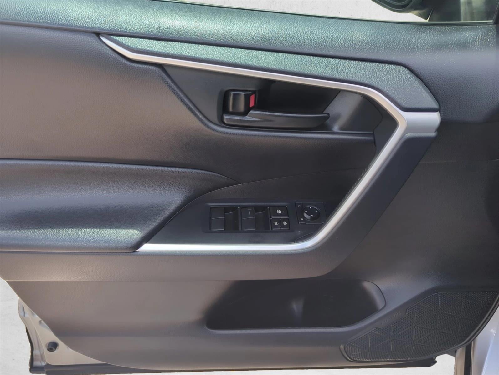 2020 Toyota RAV4 LE FWD (GS)