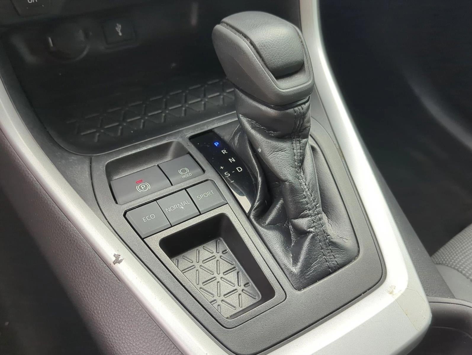 2020 Toyota RAV4 LE FWD (GS)