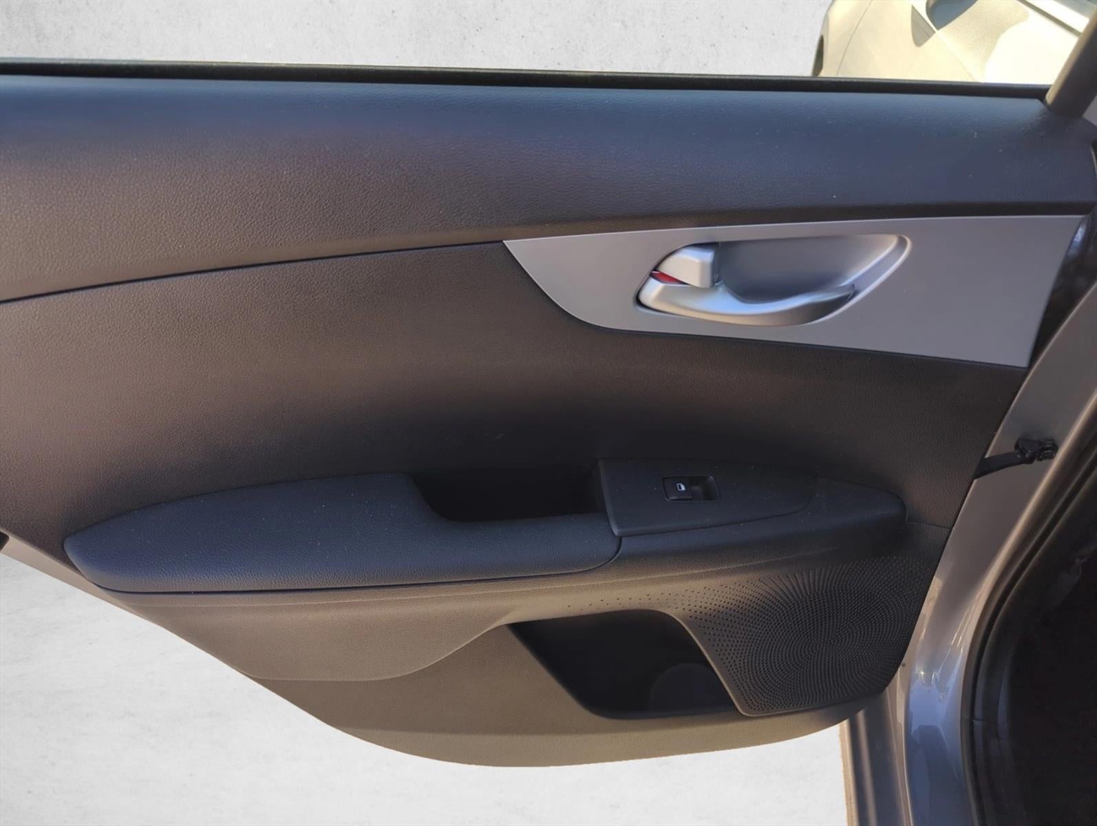 2023 Kia Forte LXS IVT