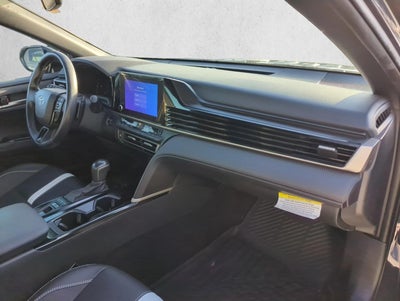 2025 Toyota Camry SE (Natl)
