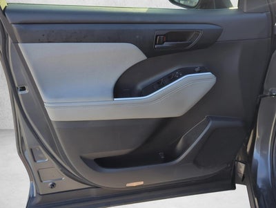 2022 Toyota Highlander LE AWD (SE)