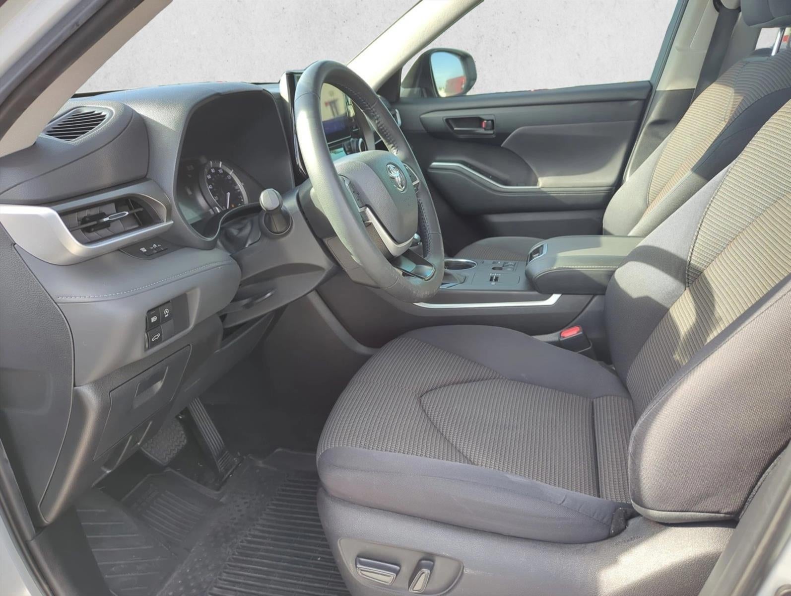 2024 Toyota Highlander LE FWD (GS)