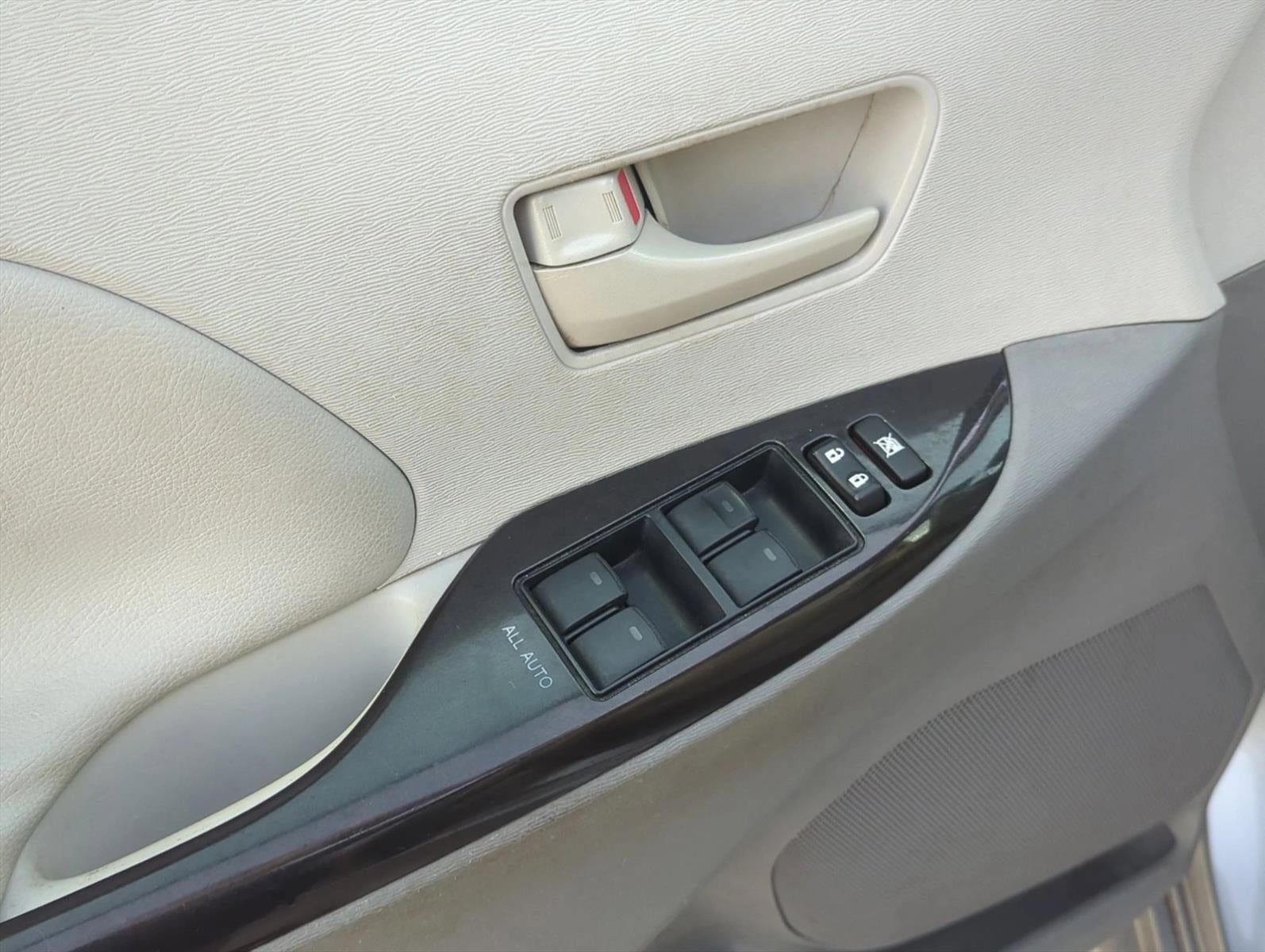 2011 Toyota Sienna 5dr 8-Pass Van V6 LE FWD (Natl)