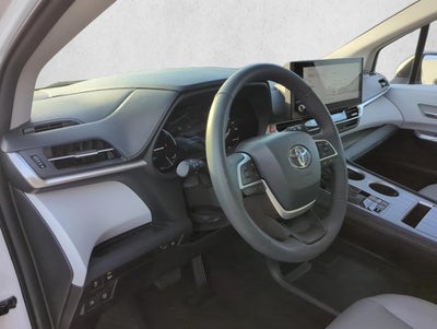 2025 Toyota Sienna XLE FWD 8-Passenger (Natl)