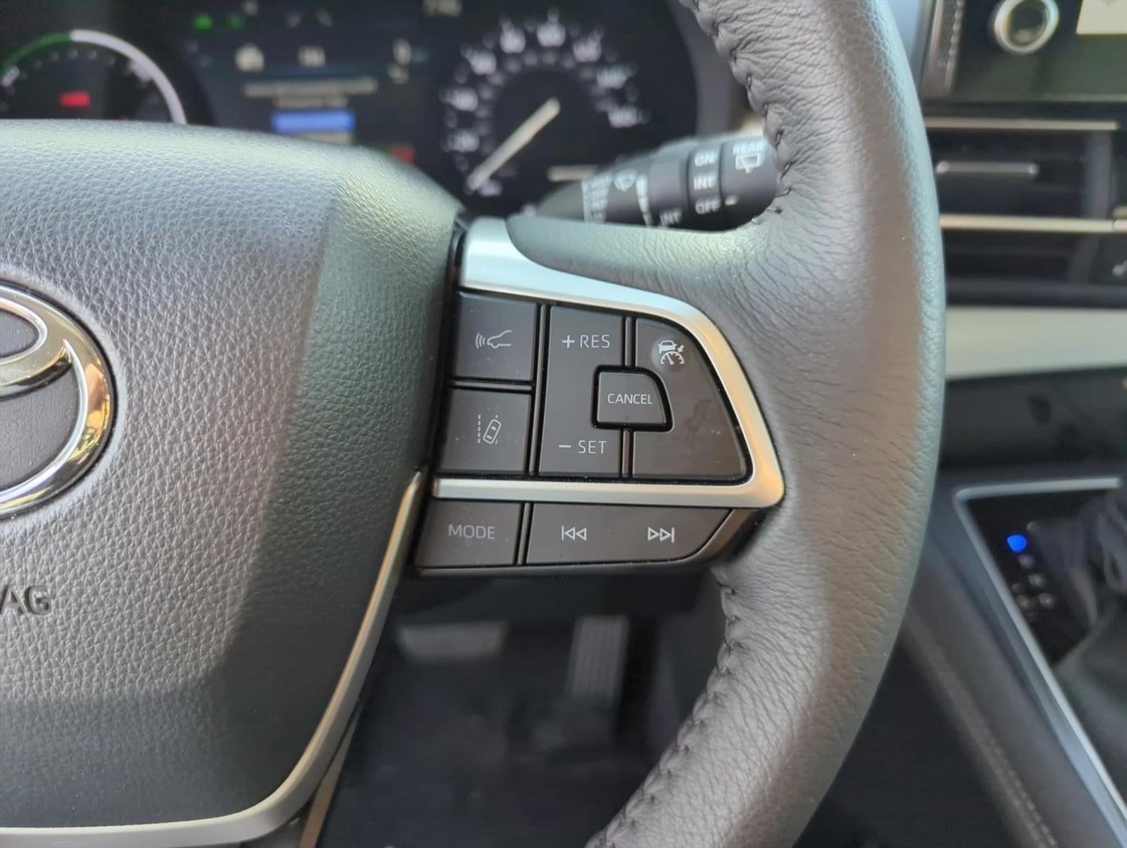 2025 Toyota Sienna XLE FWD 8-Passenger (Natl)