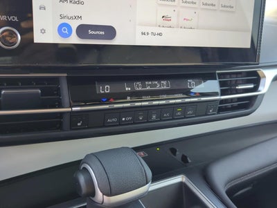 2025 Toyota Sienna XLE FWD 8-Passenger (Natl)