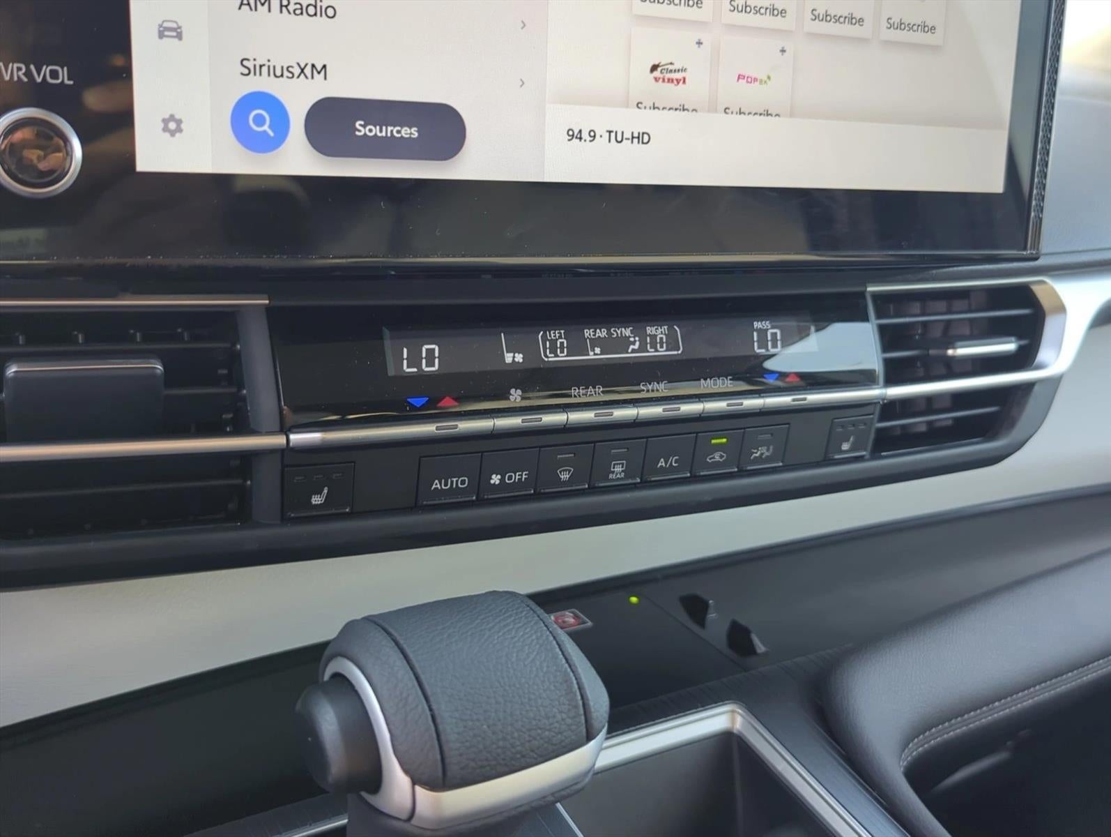 2025 Toyota Sienna XLE FWD 8-Passenger (Natl)