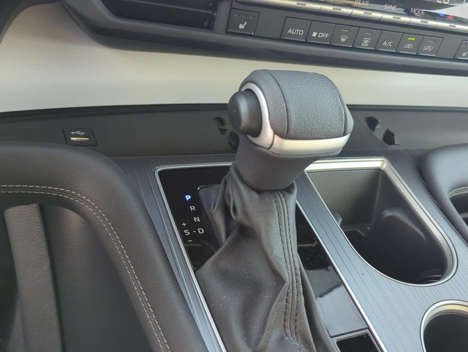 2025 Toyota Sienna XLE FWD 8-Passenger (Natl)