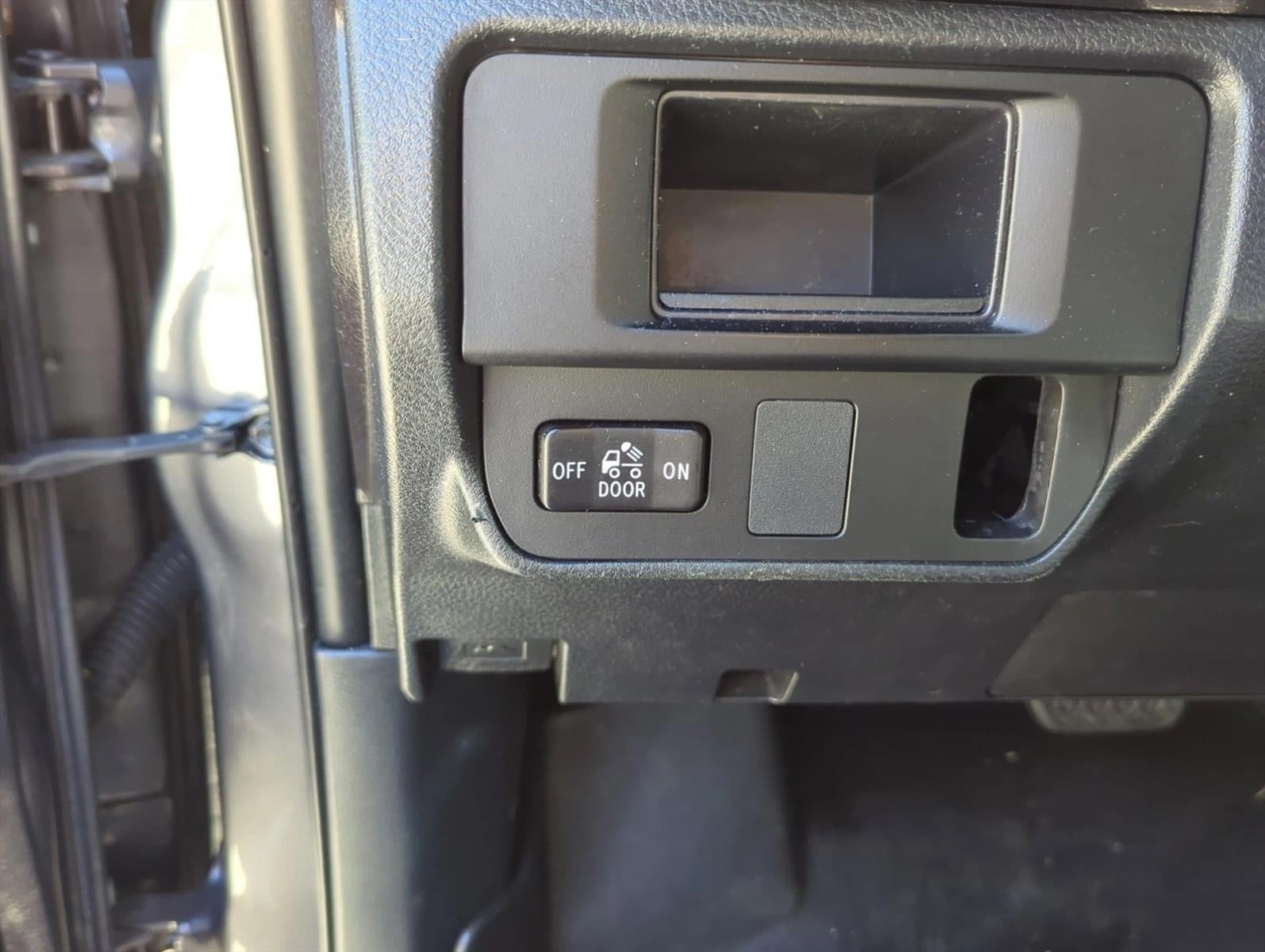 2017 Toyota Tacoma SR5 Double Cab 5' Bed V6 4x2 AT (GS)