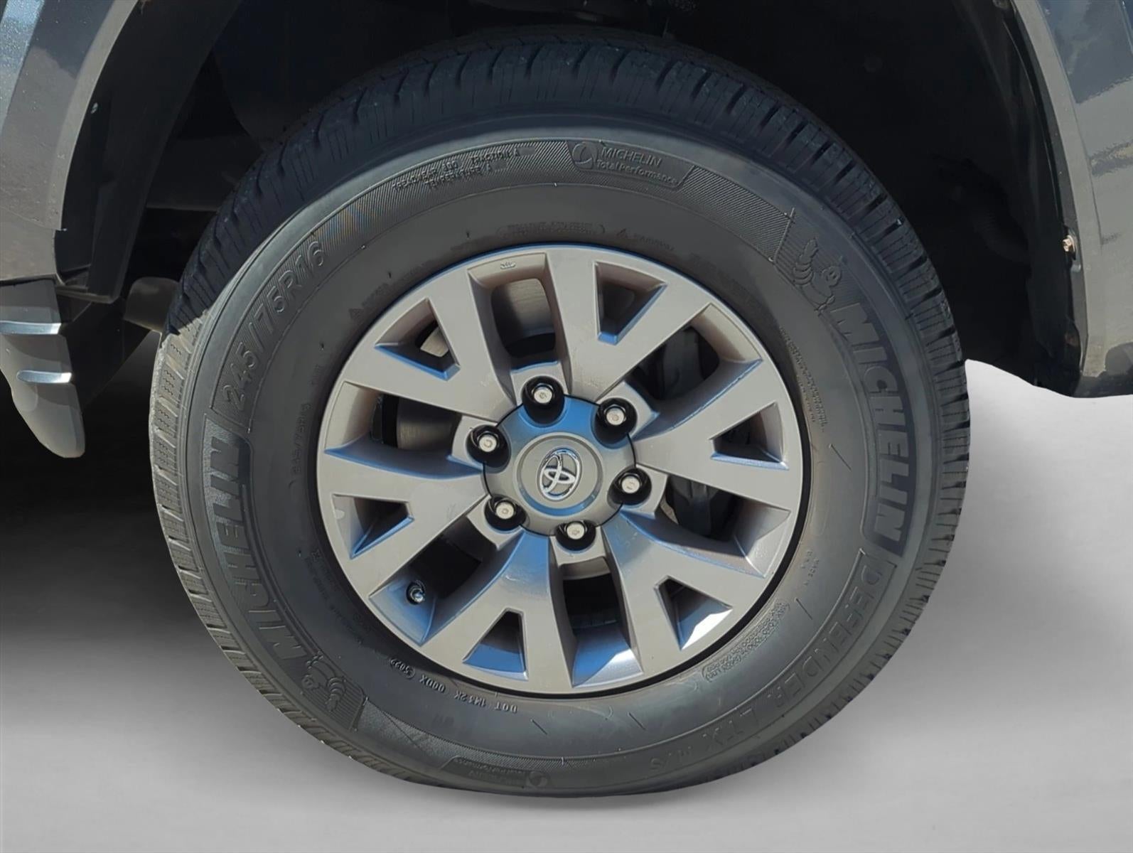 2017 Toyota Tacoma SR5 Double Cab 5' Bed V6 4x2 AT (GS)