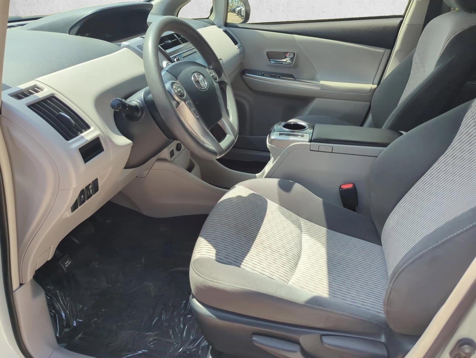 2017 Toyota Prius v Two (Natl)