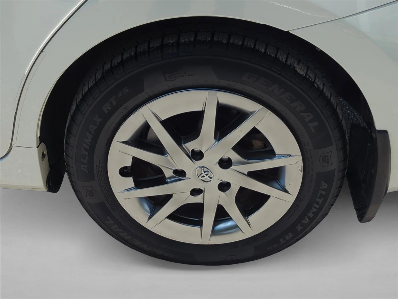 2017 Toyota Prius v Two (Natl)
