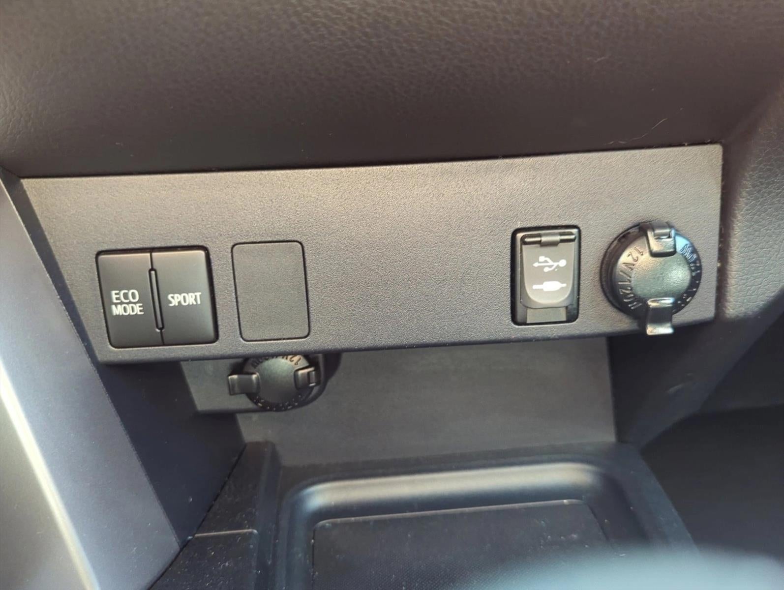 2017 Toyota RAV4 LE FWD (GS)