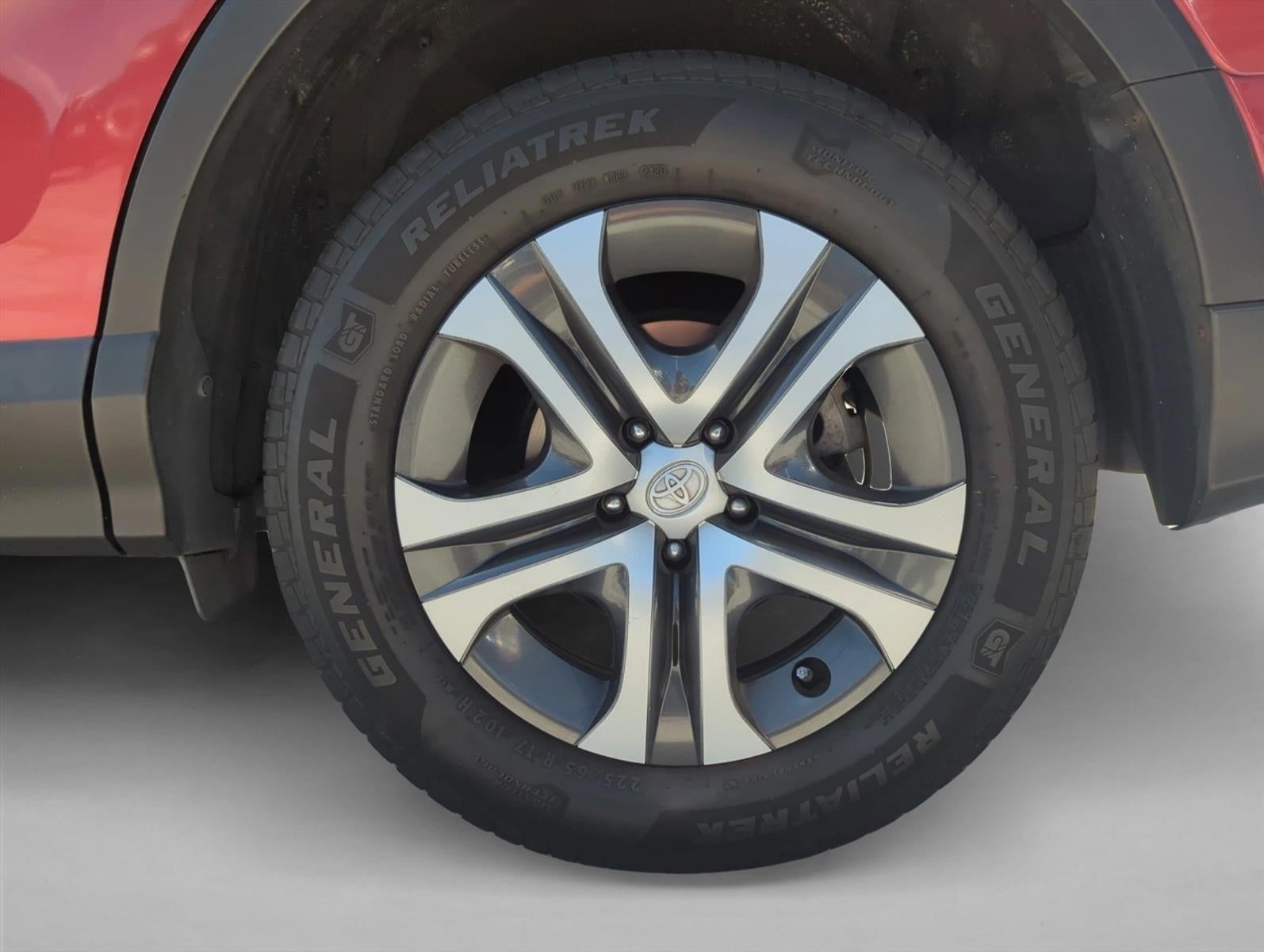 2017 Toyota RAV4 LE FWD (GS)