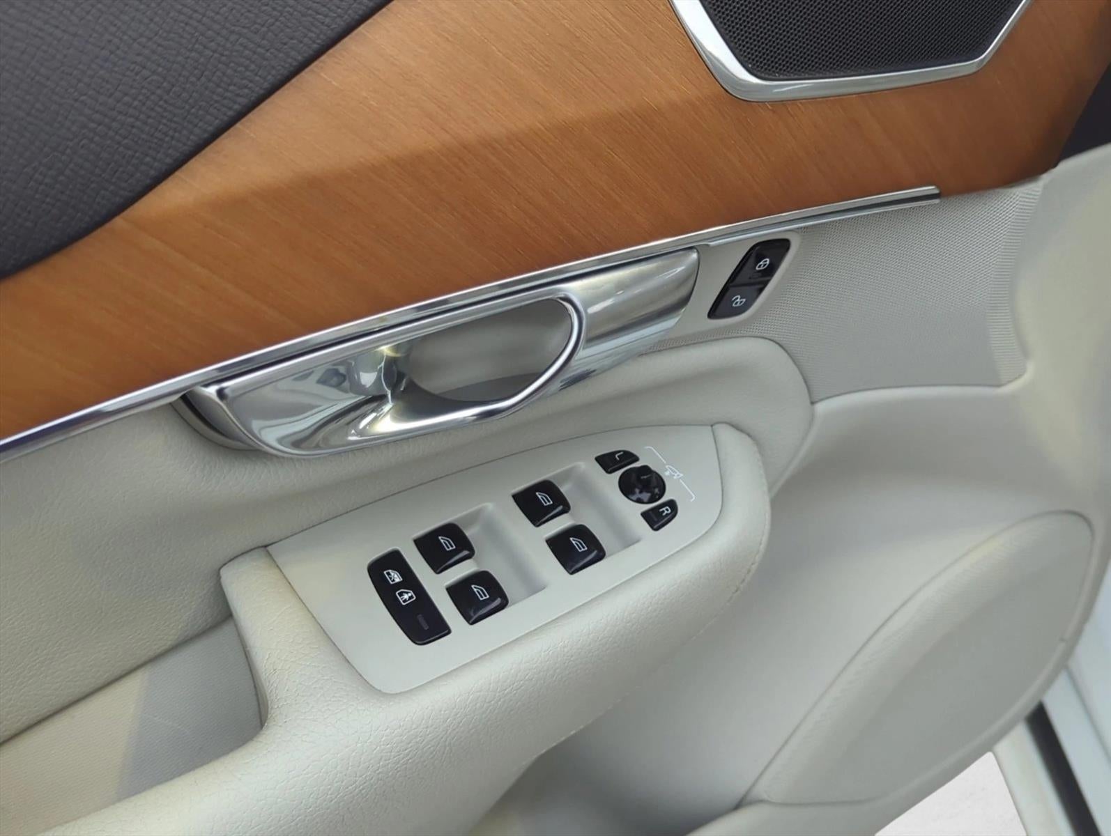 2022 Volvo XC90 T5 FWD Momentum 7P