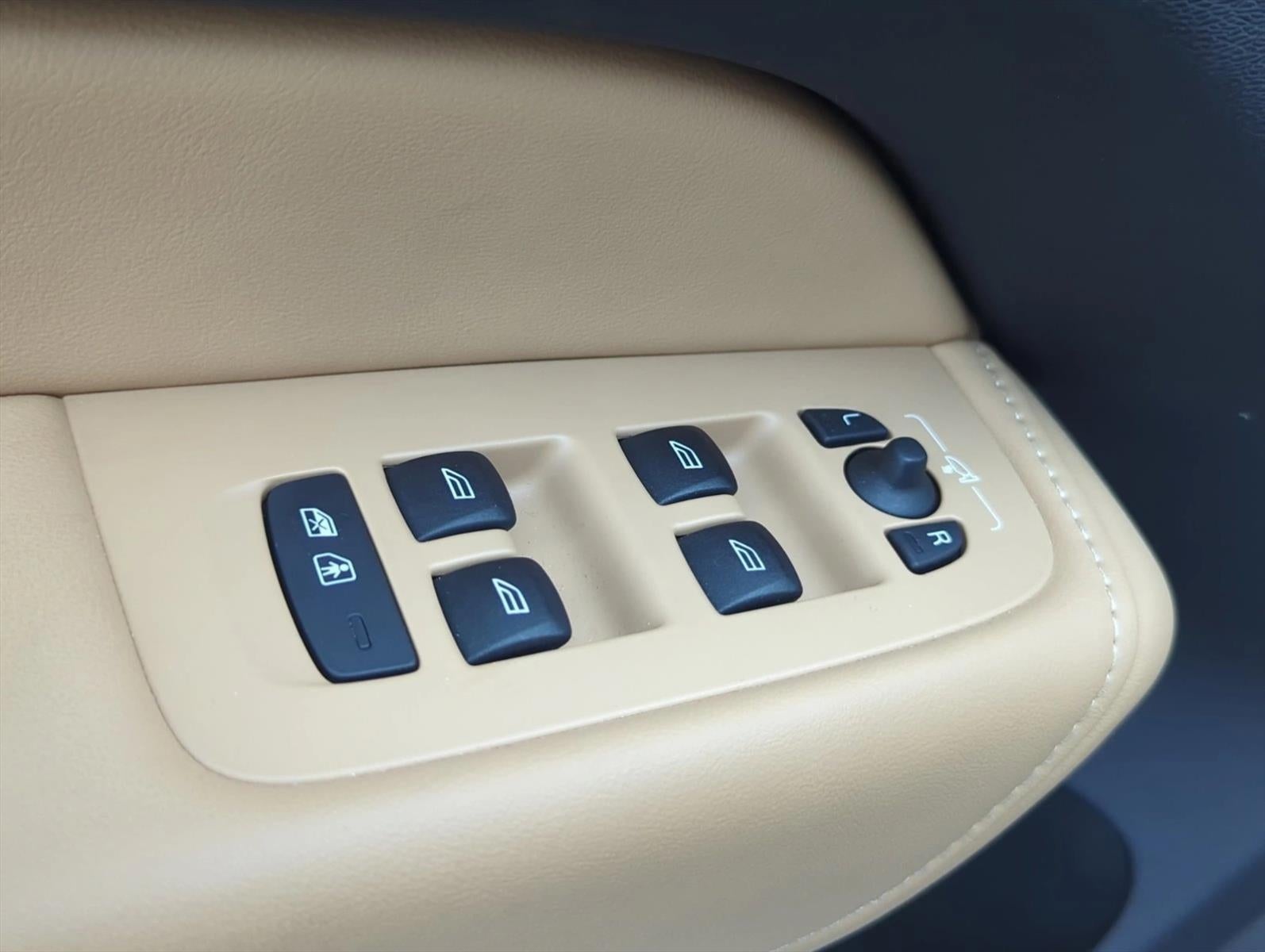 2025 Volvo XC60 B5 AWD Ultra