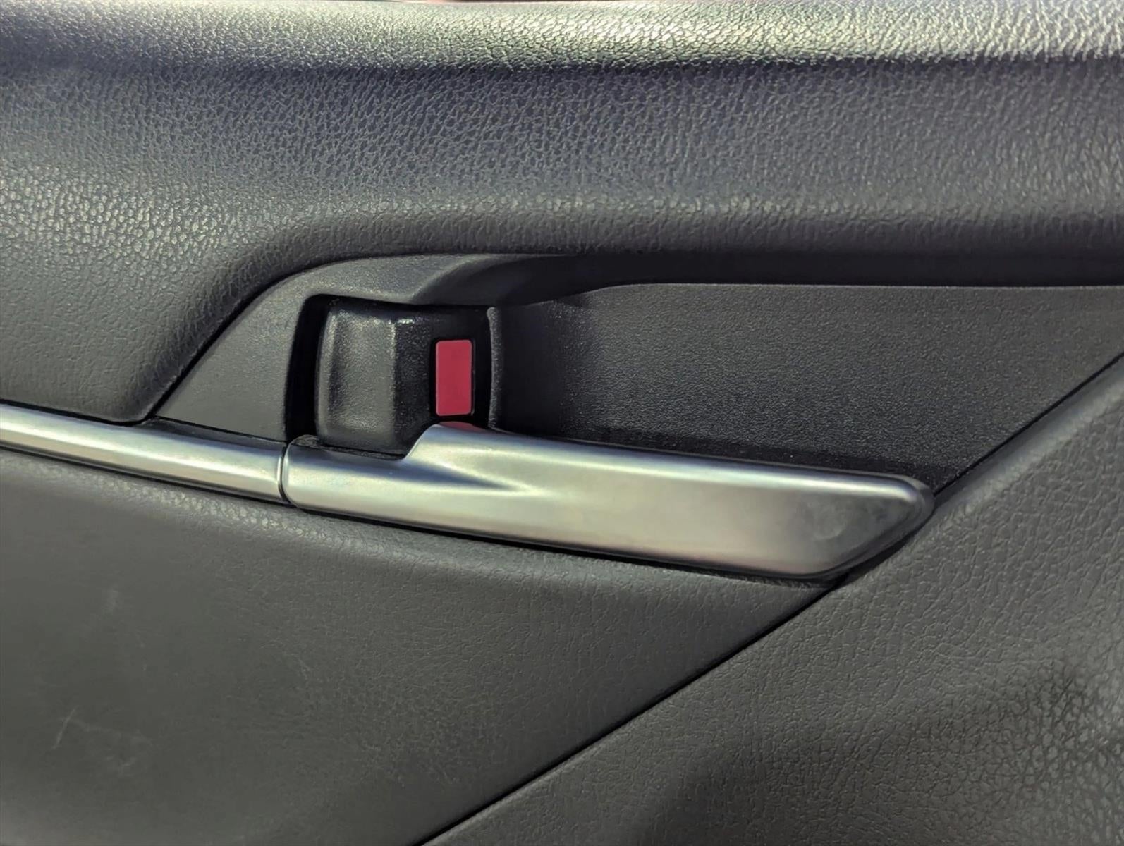 2018 Toyota Camry SE Auto (SE)