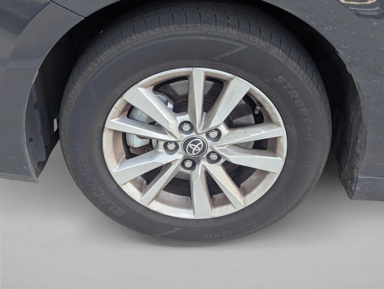 2025 Toyota Camry LE (SE)