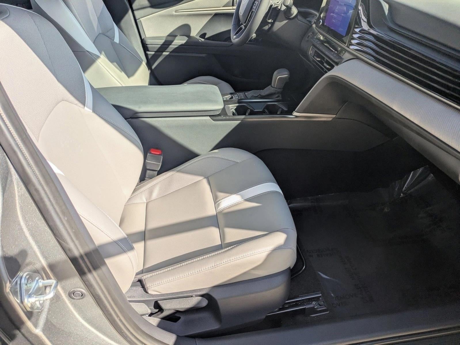 2025 Toyota Camry SE (Natl)