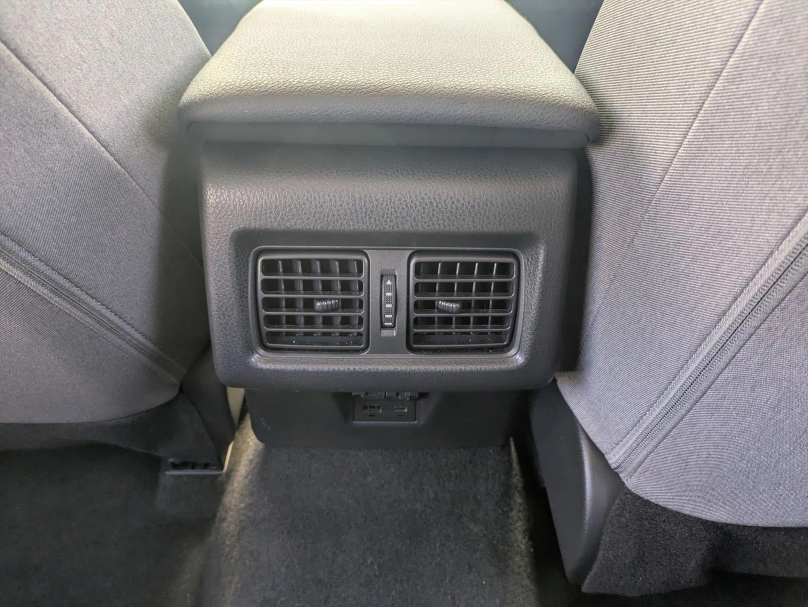 2025 Toyota Camry LE (Natl)