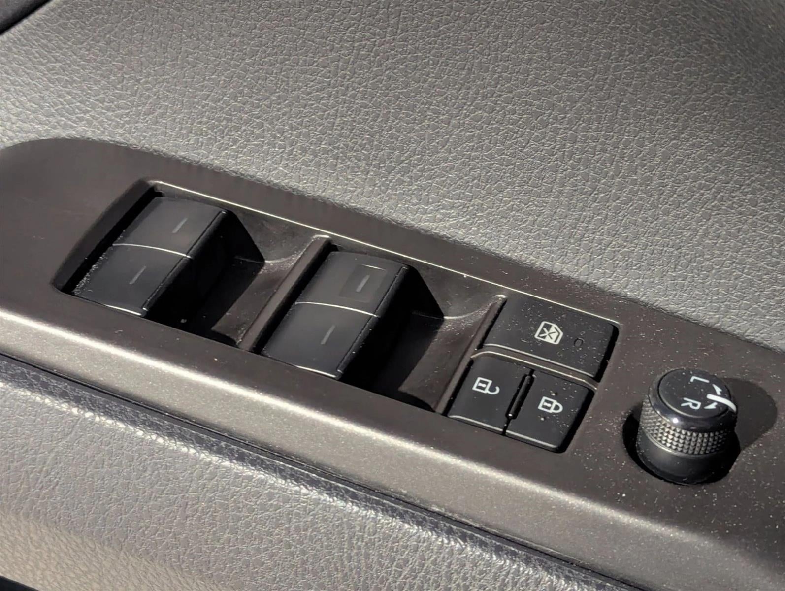 2023 Toyota Camry SE Auto (SE)