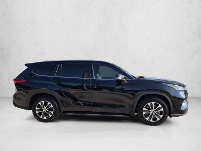 2022 Toyota Highlander XLE FWD (Natl)