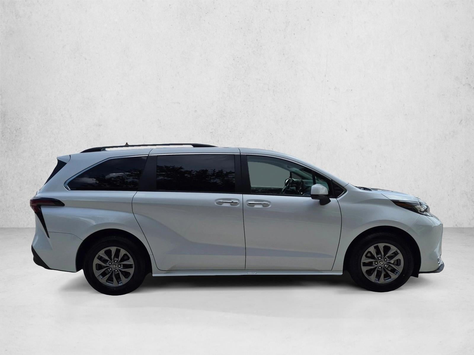 2023 Toyota Sienna XLE FWD 8-Passenger (Natl)