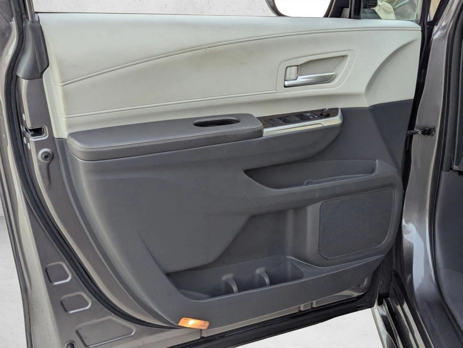 2021 Toyota Sienna XLE FWD 8-Passenger (Natl)