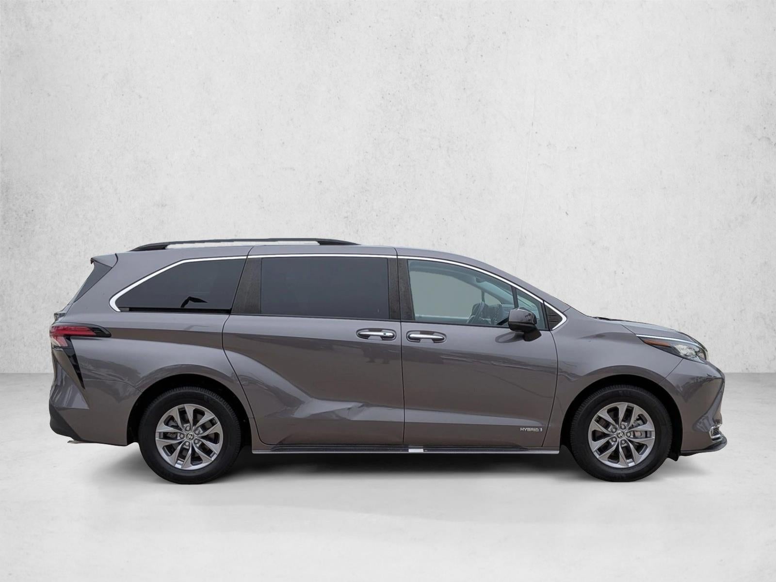 2021 Toyota Sienna XLE FWD 8-Passenger (Natl)